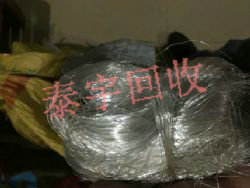 ���~��y����